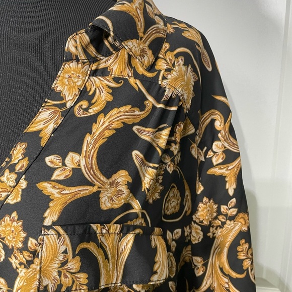 Torrid Womens  Black and Gold Patterned Shirt Size 2 CB-10 - Picture 4 of 10